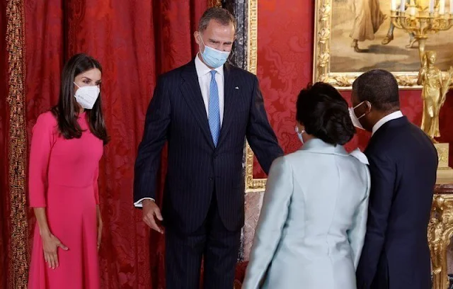 Queen Letizia wore a fuchsia dress by Moises Nieto. President Joao Manuel Goncalves Lourenco and Ana Afonso Dias Lourenco