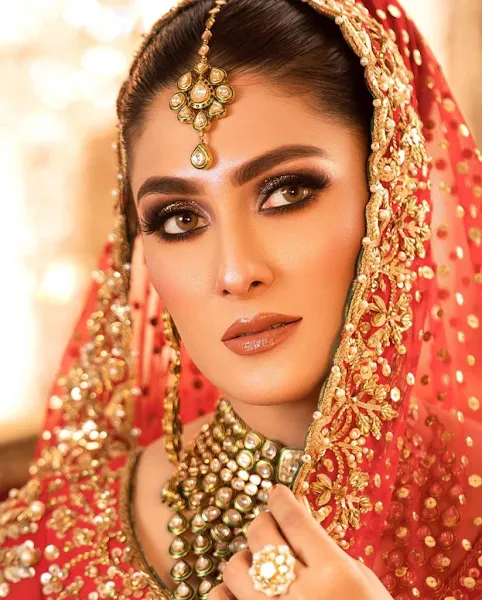 Ayeza Khan looks stunning in dazzling traditional deep red bridal gown by Nomi Ansari Ayeza Khan looks stunning in dazzling traditional deep red bridal gown by Nomi Ansari