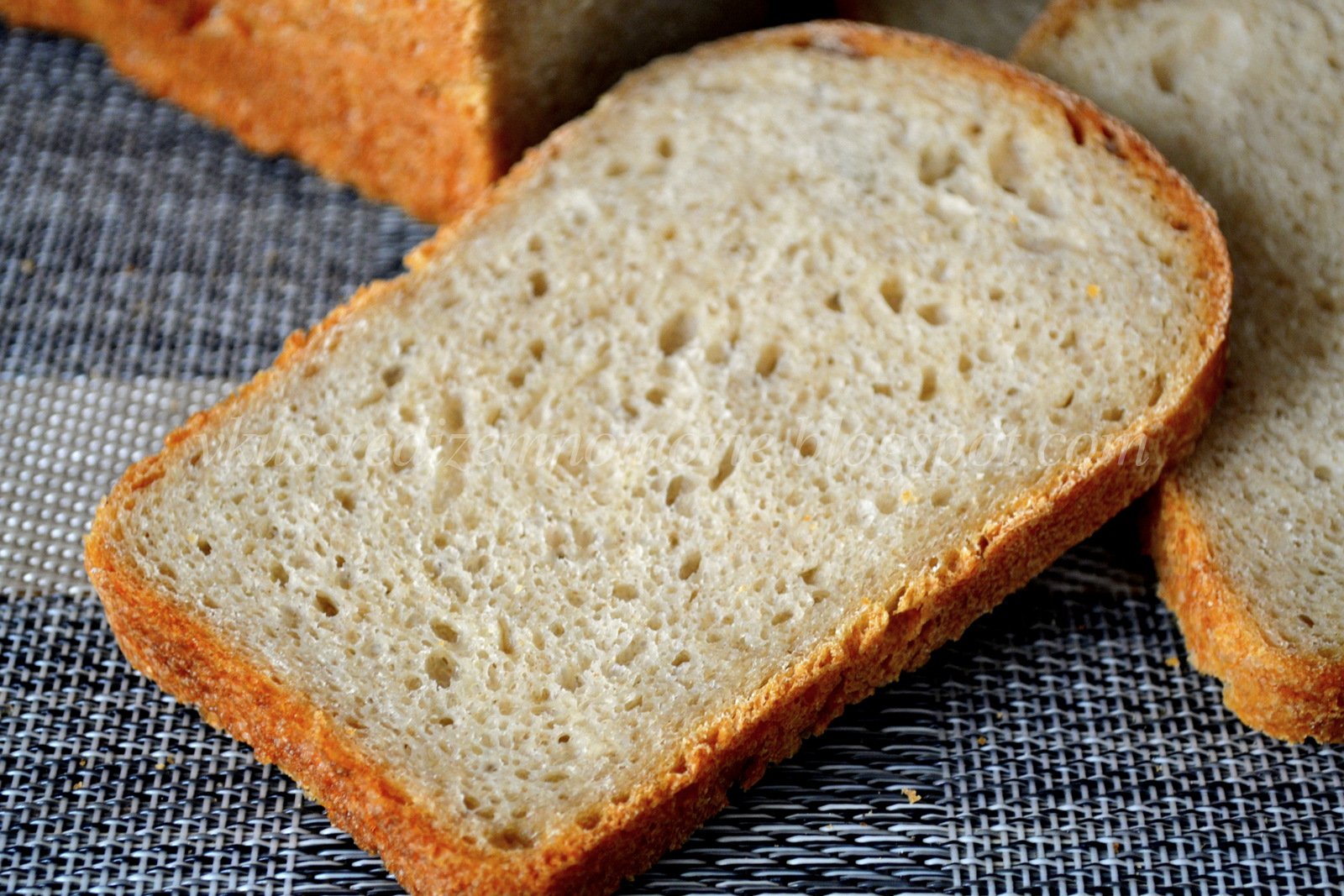 Приготовление хлеба из пшеничной муки. Хлеб пшеничный из муки 2 сорта. Формовой пшеничный хлеб на закваске. Формовой хлеб на закваске. Хлеб кирпичик.