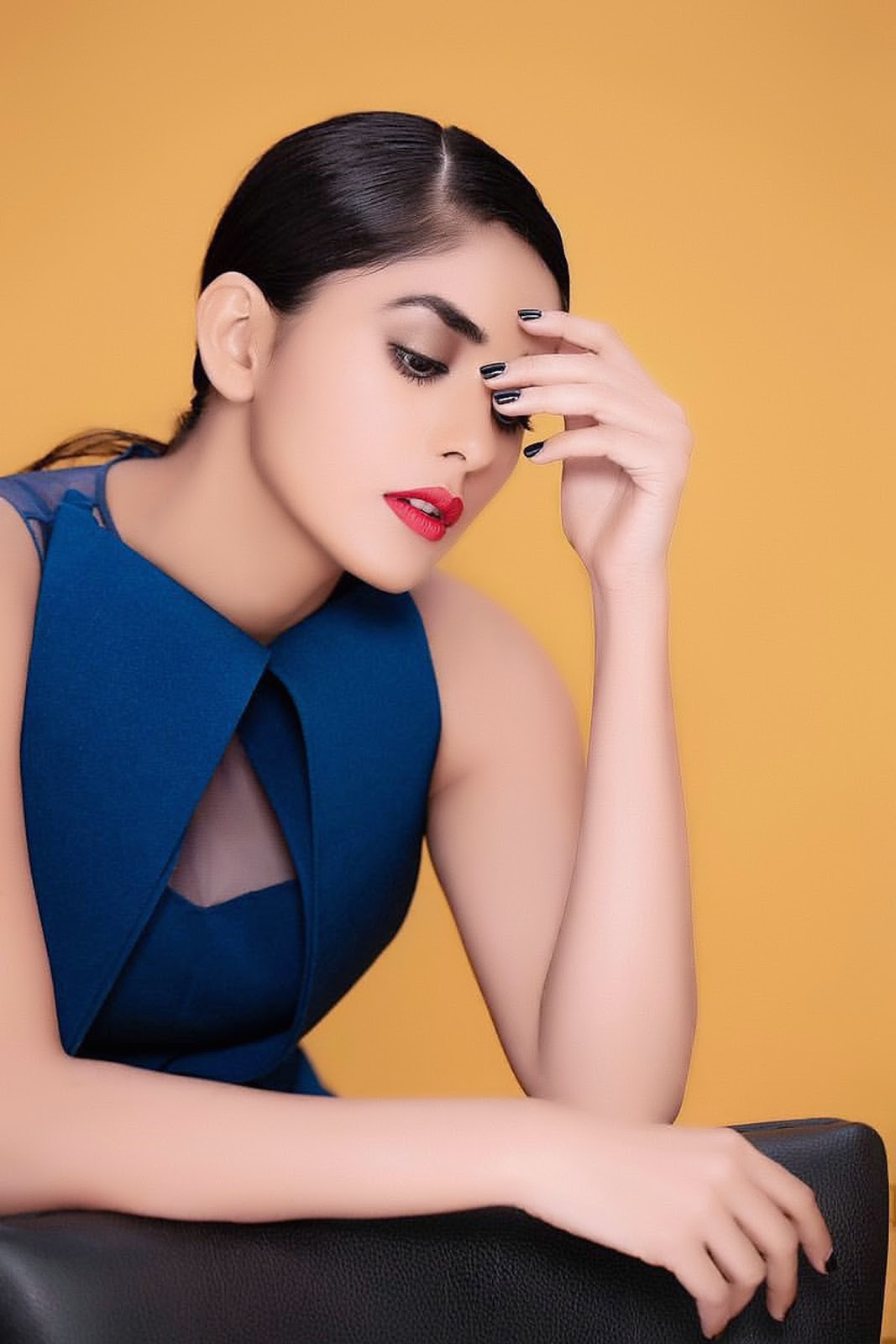 Mrunal Thakur Photos HD [20+]