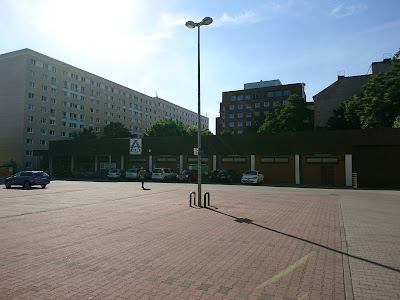 Blick gegen die Sonne auf den Aldi in der Weinstraße Berlin-Friedrichshain. Der Parkplatz ist leer.