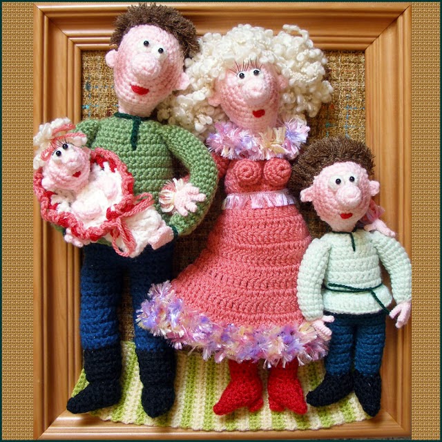 Cuadros realizados con muñecos hechos a crochet