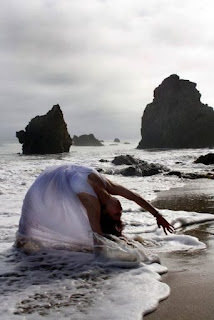 Medytacja nad brzegiem morza