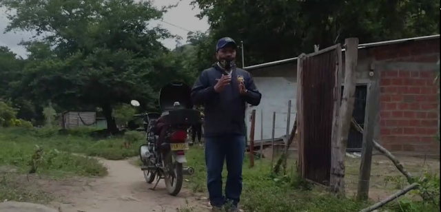 Profesor que enseña con moto y un parlante en Huila