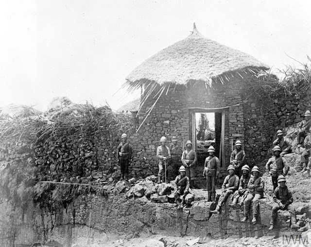 Солдаты 33-го полка у ворот Магдалы.  Фотография 1868 года.  Imperial War Museum © Q 69948..