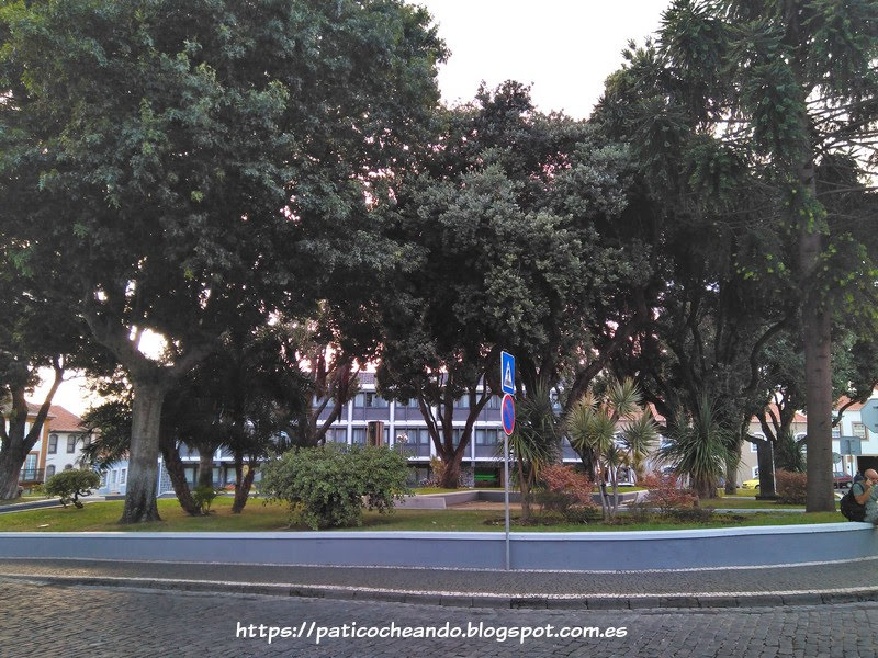 ANGRA do HEROÍSMO-Ilha Terceira (Açores): Pç. Doutor Sousa Júnior, parque situado frente a nuestro alojamiento