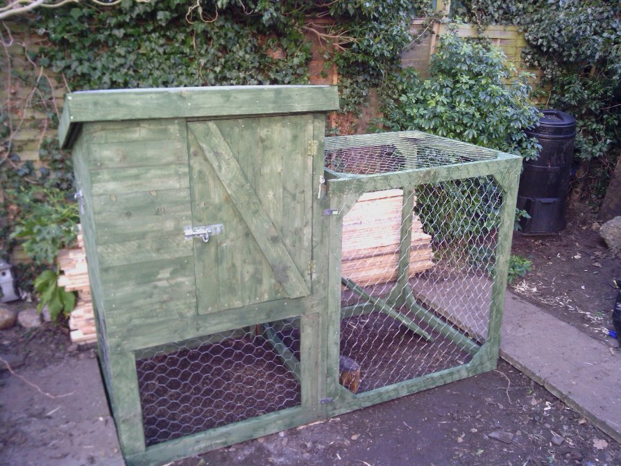The shed and beyond.: Chicken coop from a pile of pallets ...