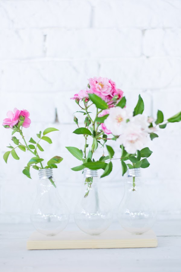 Crea un jarrón con bombillas