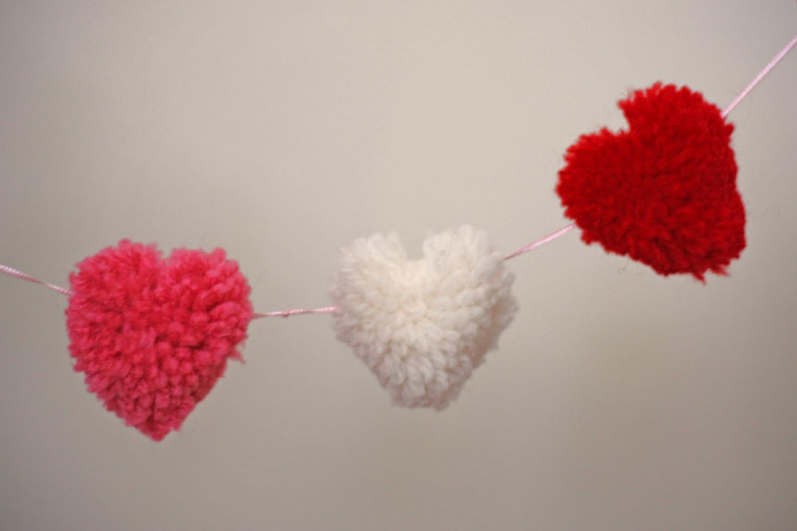 Гирлянда из помпонов своими руками