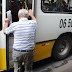 Impedir acesso de idoso e PcD a ônibus e veículos de aplicativo pode levar à prisão, alerta Delegacia do Consumidor