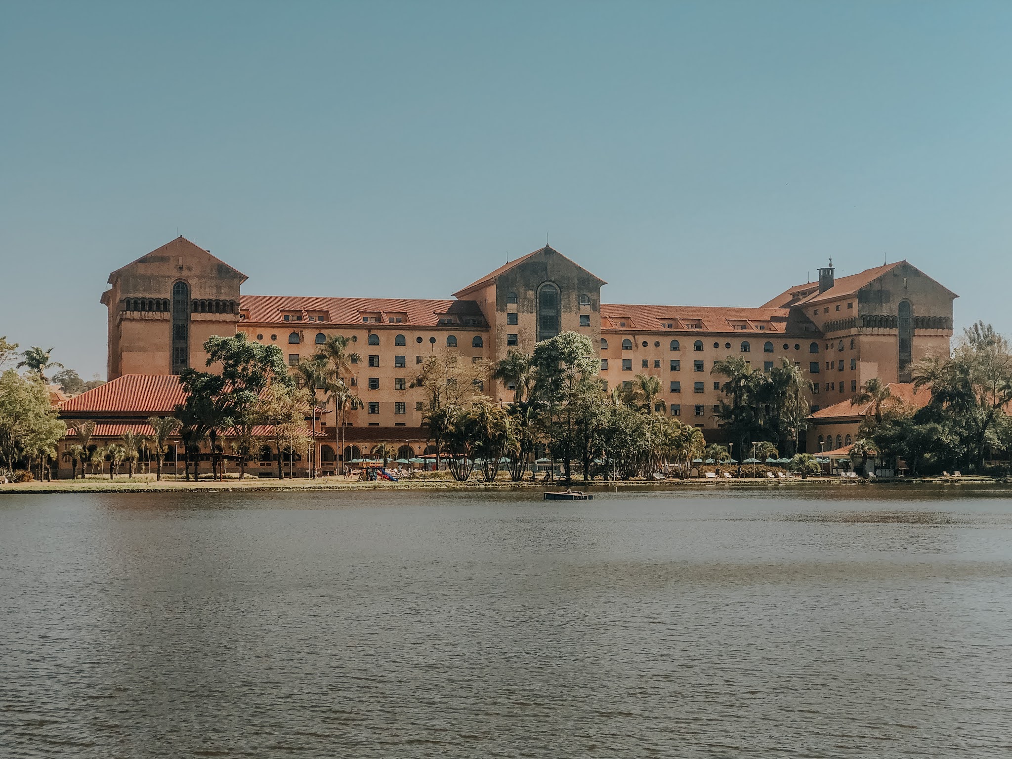 Como é se hospedar no Tauá Grande Hotel e Termas de Araxá, o maior castelo do Brasil Explore Minas