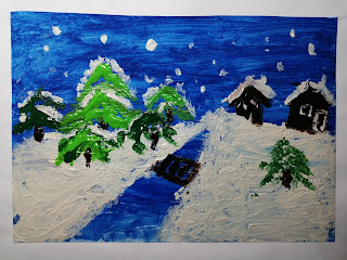 Rysunek wykonany farbami. Zima, śnieg. Pośrodku rzeka, przez nią przerzucona kładka. Po prawej stronie rzeki dwa domki, po lewej drzewa.