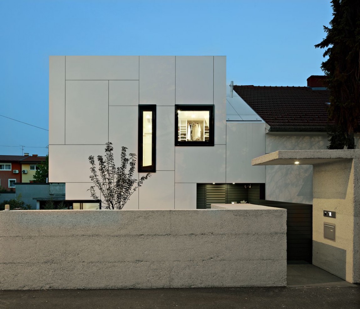 Casa A+A: Goza de un Diseño Geométrico Irregular por DVA Arquitectos.
