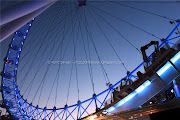 London Eye well lit in its Blue Light after Sunset (london eye lit in its blue light after sunset)