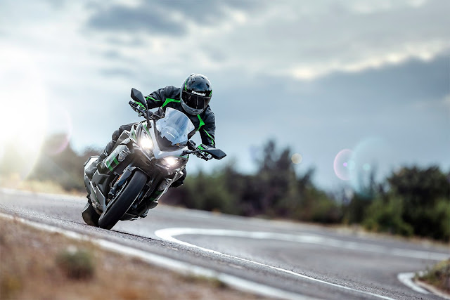 2021 Kawasaki Ninja 1000SX integrated with KCMF (Kawasaki Cornering Management Function)