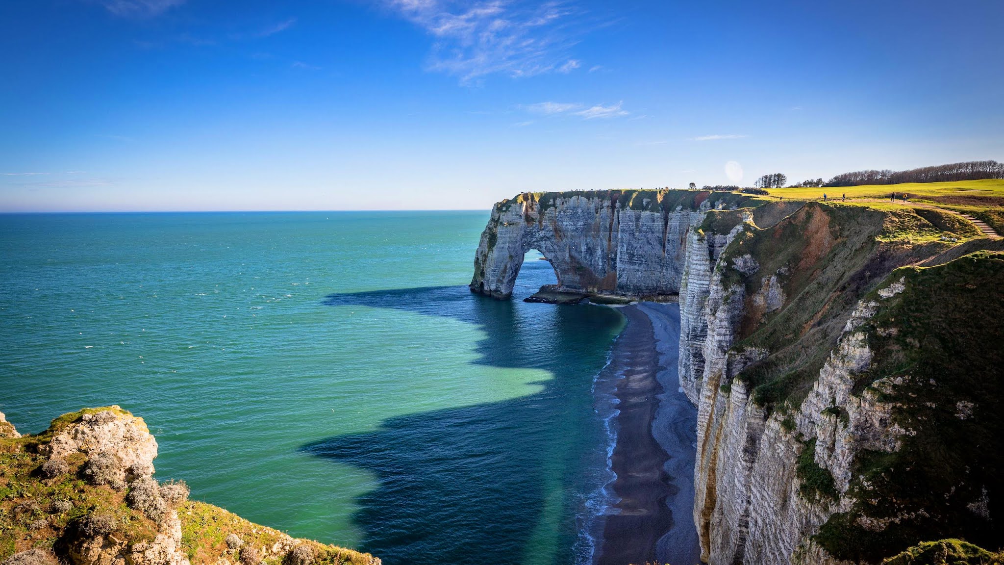 полуостров вестфирдир исландии. склон над морем. край обрыва моря. норвегия фьорды прекестулен. тамань обрывистый берег.