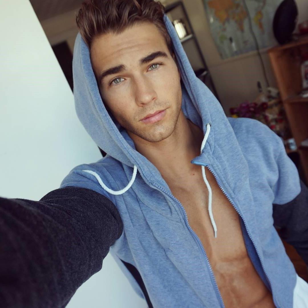 handsome-german-male-model-nic-palladino-selfie