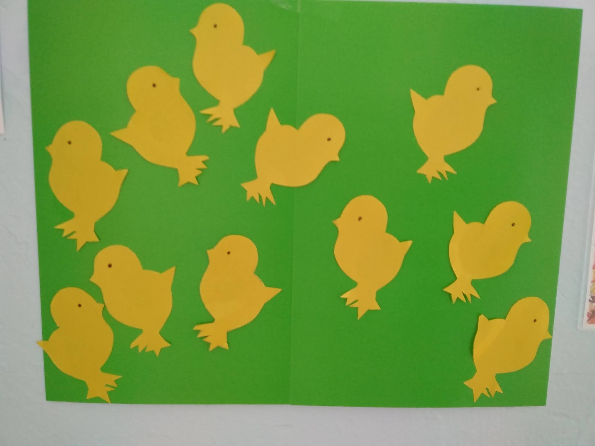 аппликация цыпленок. рисование в младшей группе цыпленок ватными палочками. аппликация цыплята на лугу 2 младшая группа. аппликация в средней группе. аппликация цыпленок 2 мл группа.