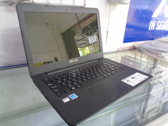 E1 7010 with radeon r2 graphics