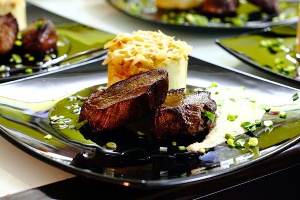 Вырезка косули с соусом демигляс с капустно-картофельными башнями - Все ...