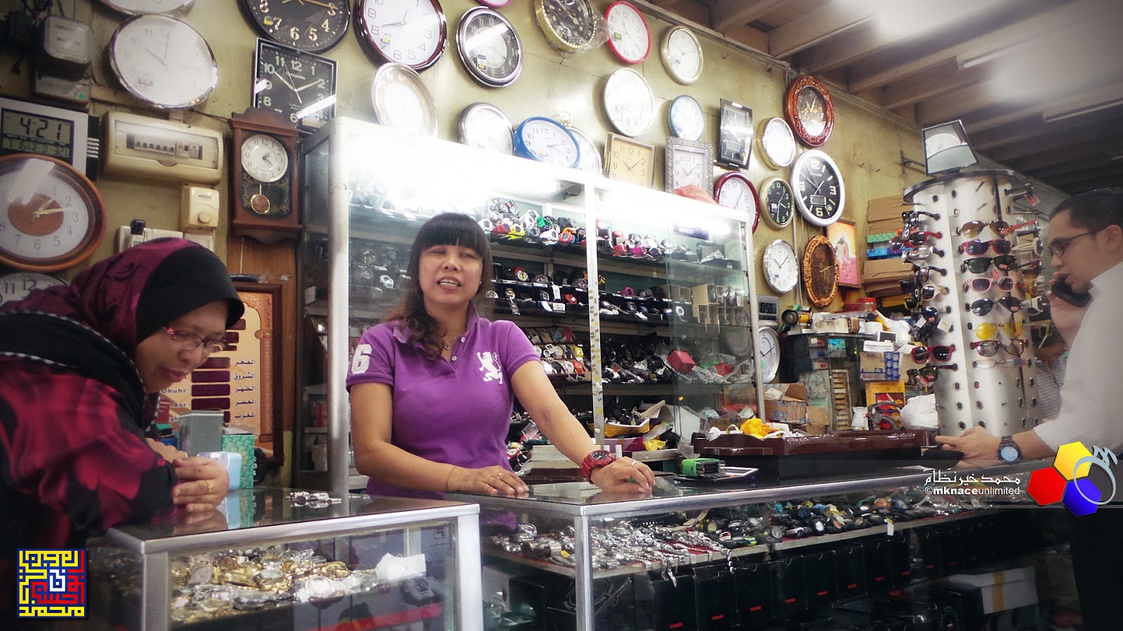 Cenderahati di Kedai Jam Parit Raja