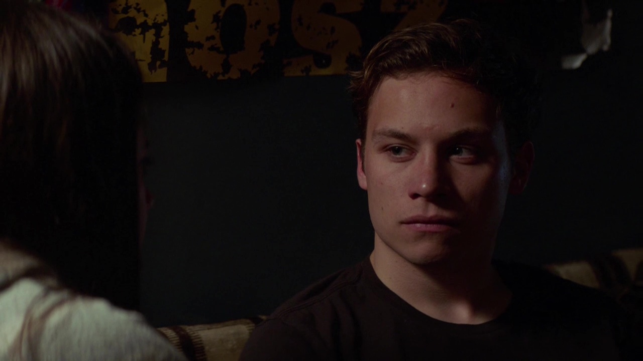 Films Et Séries Tv Avec Finn Cole ausCAPS: Finn Cole shirtless in Animal Kingdom 2-06 "Cry Havoc"