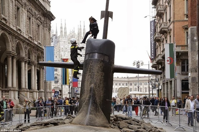 Submarino emerge desde abajo calle Milán - Italia