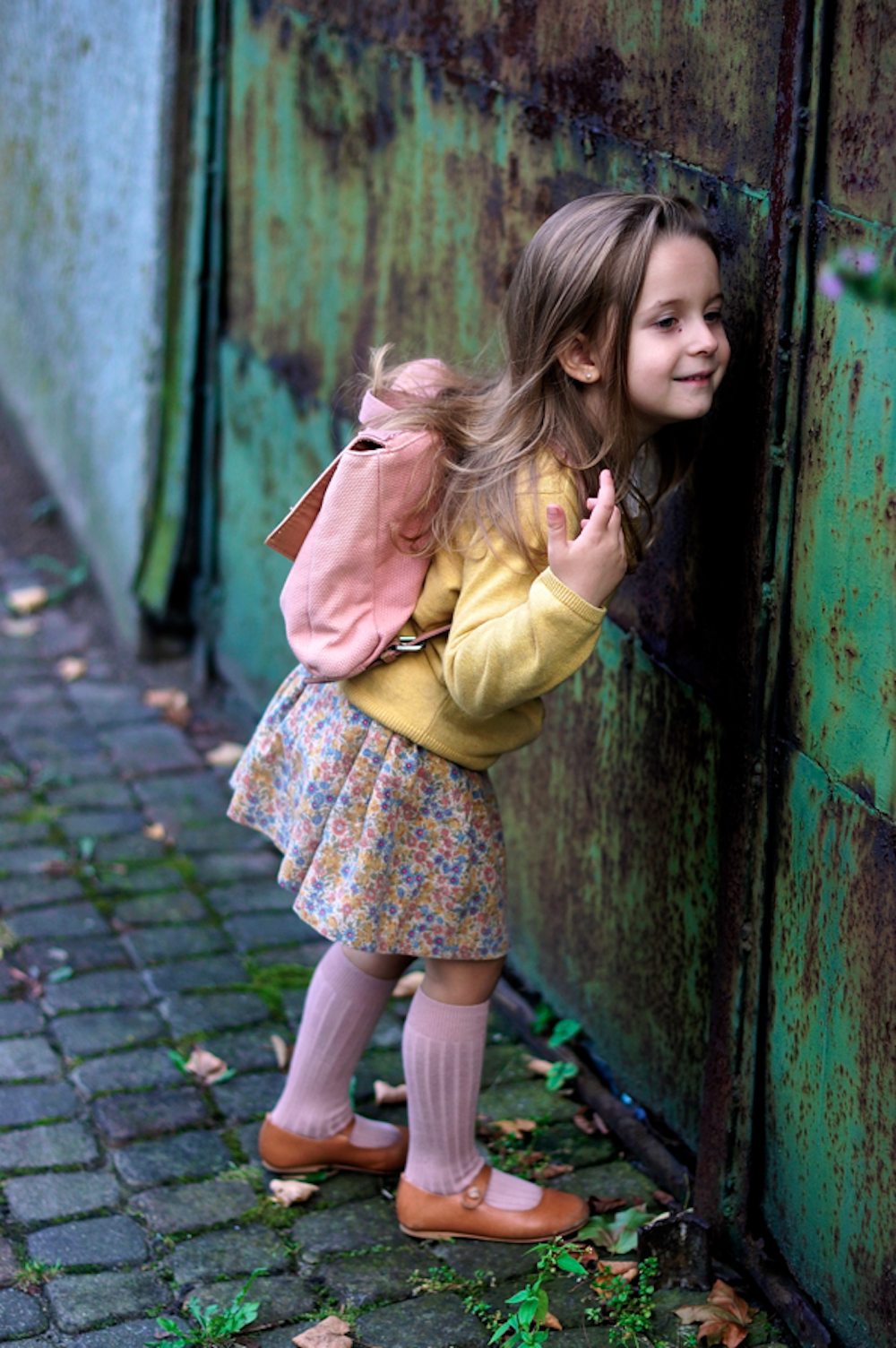 красивые выпускницы. девчонка после школы. 2 подружки после школы. девушки после выпускного. выпускницы в гольфах.