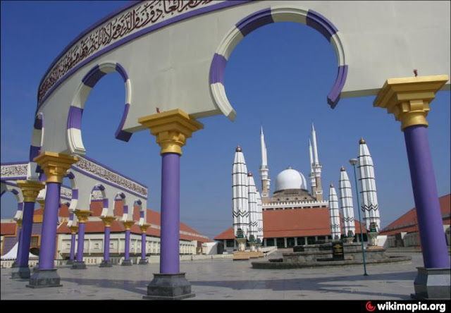 Masjid Agung Jawa Tengah Semarang dengan Arsitektur Yang Megah Masjid Agung Jawa Tengah Semarang dengan Arsitektur Yang Megah