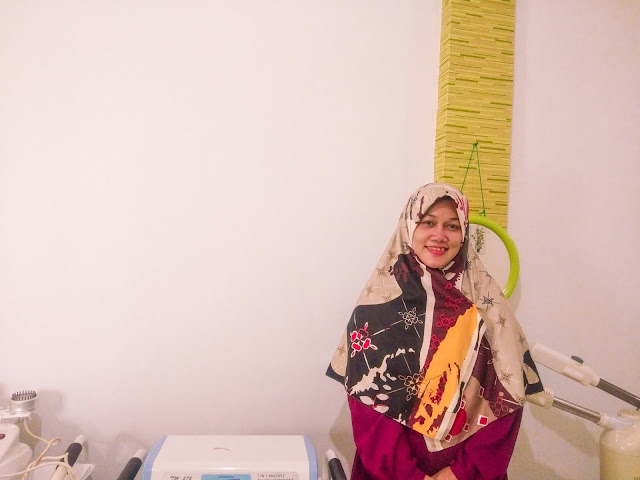 duduk di tempat perawatan alea beauty bengkulu