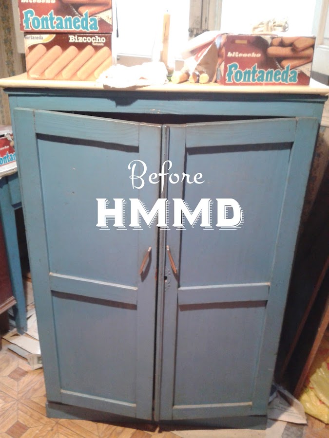 Armario vintage restaurado en azul y papel pintado by HMMD, HandMadeManiaDecor. Decoración con color para espacios pequeños. Vitrina con tela de gallinero.Vintage restored cabinet in blue with paper. Chicken wire cabinet.