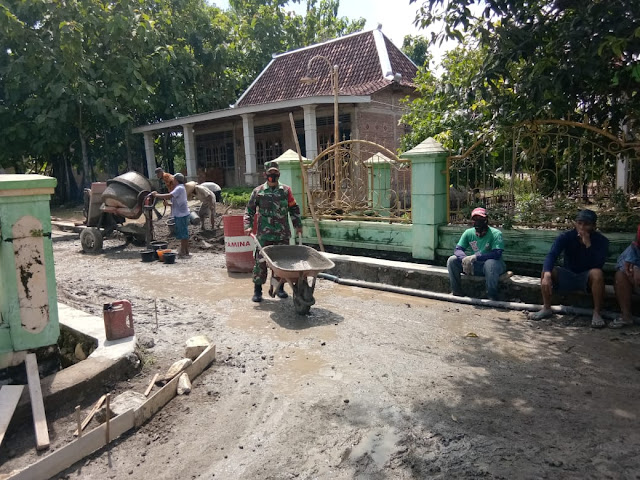 Perbaiki Infrastruktur Desa, Babinsa Pandak Bantu Cor jalan Perbaiki Infrastruktur Desa, Babinsa Pandak Bantu Cor jalan