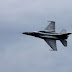 Εντυπωσιακή διέλευση και ο χαιρετισμός  πάνω από πολεμικά πλοία  που έκανε Έλληνας πιλότος των F-16