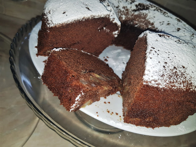 torta al cioccolato e pere con gocce di cioccolato bianco