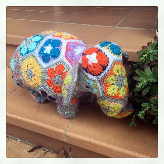 Elefante con flores africanas