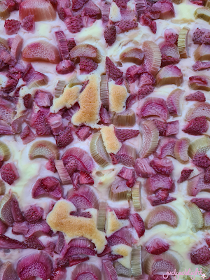 Rhabarber-Erdbeerkuchen mit Pudding - Blechkuchen
