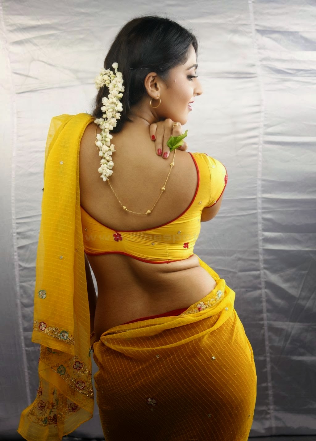 Hot Actress Images And Pics Anushka Hot Thighs And Boobs