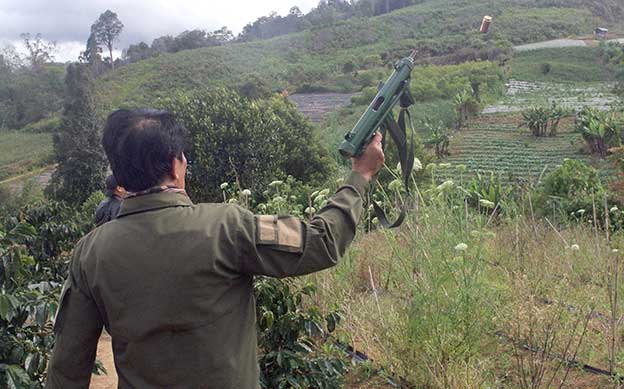 petugas menembakkan senapan untuk mengusir harimau sumatera