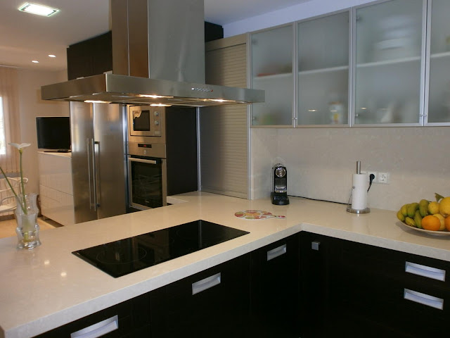 cocina wengue y blanco