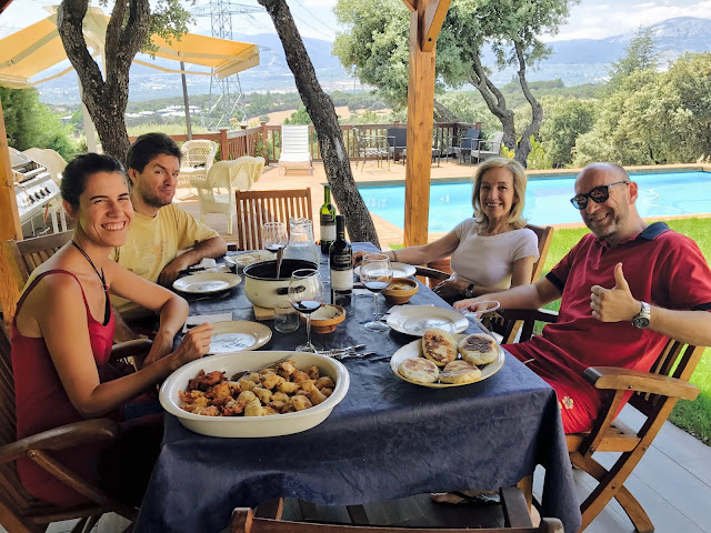 Celebrando un curso de cocina india en el campo