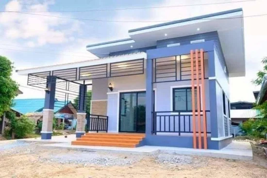 Rumah dengan kombinasi cat warna biru langit