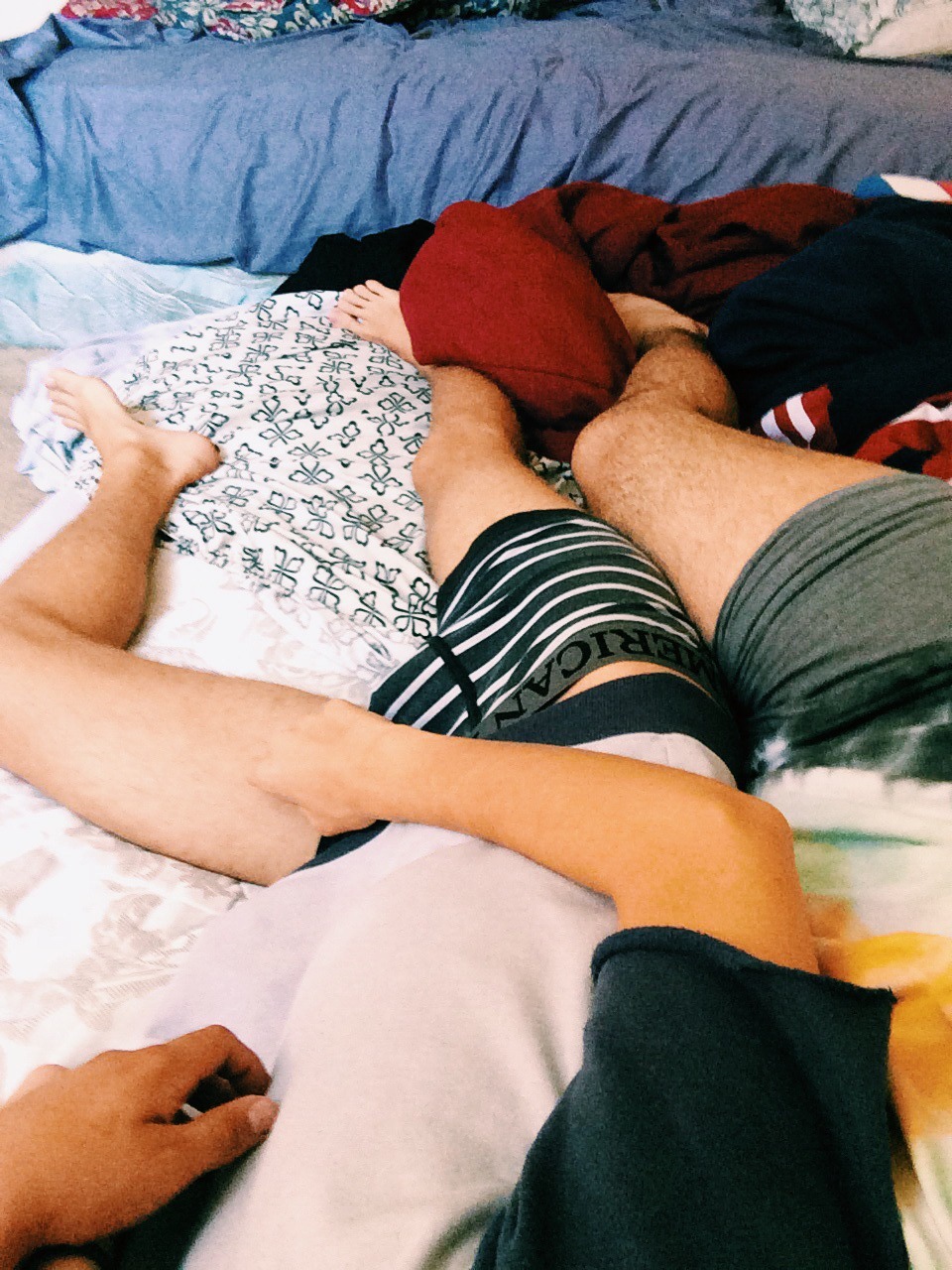 мальчики спят геи фото 8