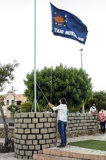 Prefeito Odon Júnior hasteando a bandeira de Currais Novos na comemoração do centenário da elevação a cidade em 2020. Imagem disponível no perfil da prefeitura no Facebook.