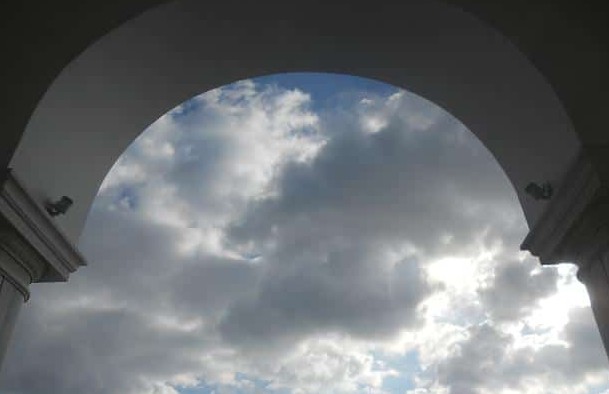 Τι βρίσκεται κάτω από την Παναγία της Τήνου;