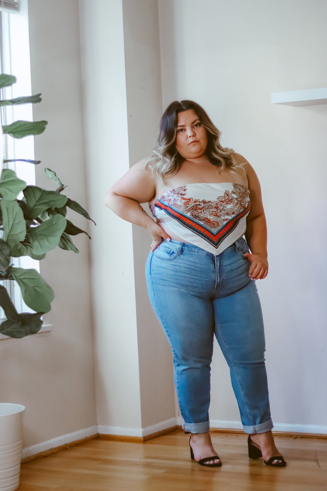 mom jeans outfit plus size