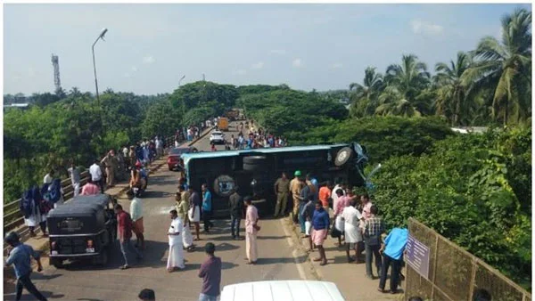 Bus accident in Kuttippuram; Many injured,News, Accident, Injured, hospital, Treatment, Passengers, Kerala