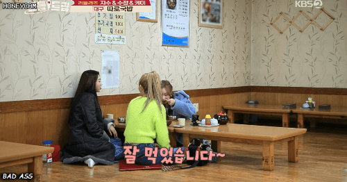 선지 좀 먹을줄 아는 수정이와 신기하게 처다보는 러블리즈 지수와 케이.gif | 인스티즈