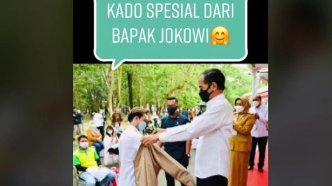 Pemuda-Putuskan-Lelang-Jaket-Pemberian-Jokowi-Saat-Antre-Vaksin-Warganet-Berdebat