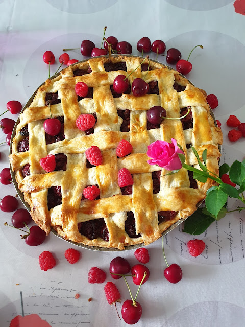 Tarte aux cerises,joliment quadrillée;Tarte aux cerises,joliment quadrillée