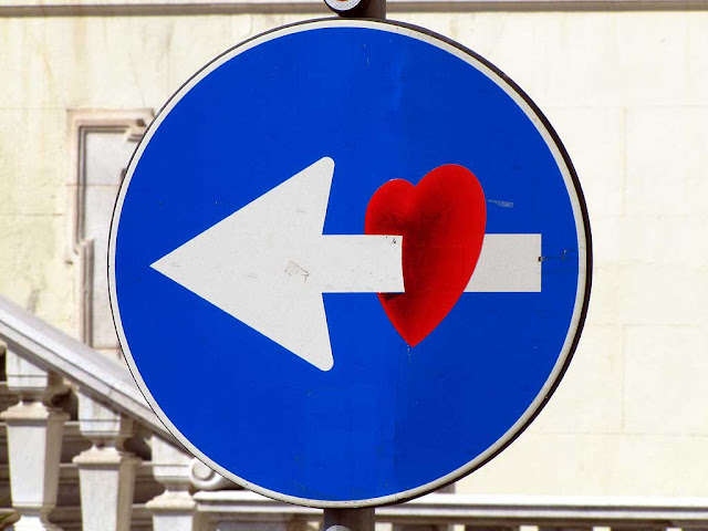 Turn left arrow with pierced heart, Clet Abraham, piazza del Municipio, Livorno